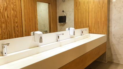 Fototapeta premium bathroom with a large mirror covering entire wall.