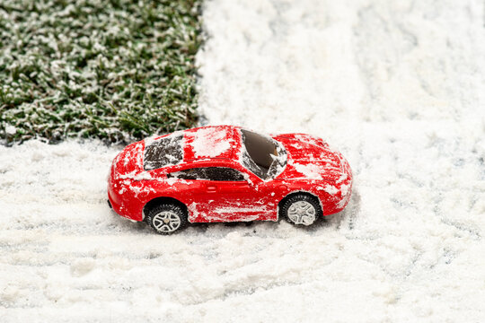 雪道の交差点を直進する自動車