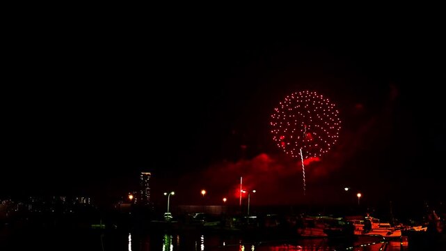 一発の美しさに宿る職人技。博多の夜を象徴する大輪の華
「夜景に溶け込む光の魔法。動画制作の質を高める、情緒豊かな4K素材。」
福岡市「博多湾芸術花火2023」№11.mov
The masterful craftsmanship embodied in a single, breathtaking display.