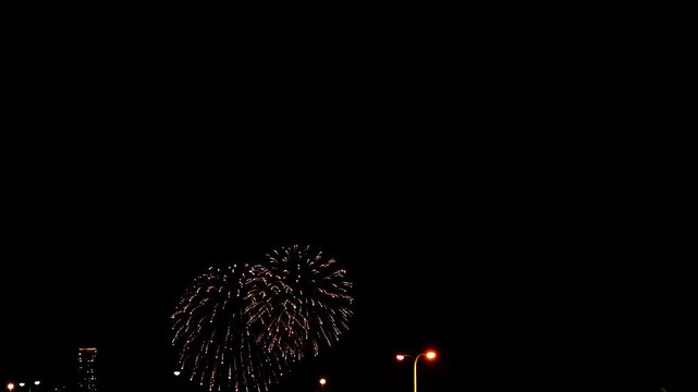広がる、一つの夜空。
「音と光のシンクロ。計算し尽くされた『芸術』としての打ち上げ花火。」
福岡市「博多湾芸術花火2023」№2.mov
A vast, unified night sky.