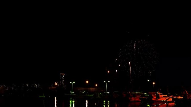 夜を彩る、音楽とシンクロした芸術花火
「夜空に咲く、光の芸術。もっとも輝いた夜を、あなたのクリエイティブに。」
福岡市「博多湾芸術花火2023」№9.mov
Artistic fireworks synchronized with music illuminate the night sky.