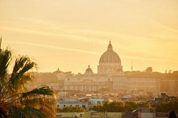 Obraz premium St Peter's Dome and the skyline of Naples, Italy