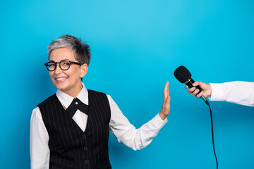 Naklejka premium Businesswoman with microphone high five against blue background smiling confident