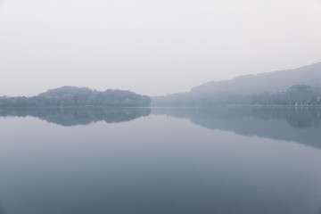 Fototapeta premium The mountain reflections in West Lake, Hangzhou at dawn