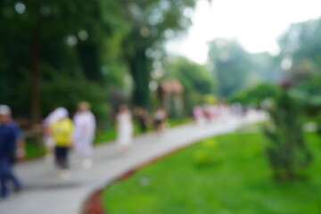 Obraz premium Blurred background. A beautiful park with people. The background image.