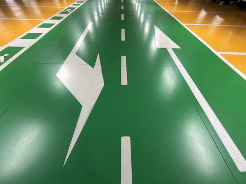 parcheggio con indicazioni stradali 