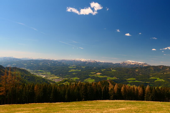 Blick auf M&uuml;rzzuschlag, die Hohe Veitsch so wie auf die Hochschwabgruppe 