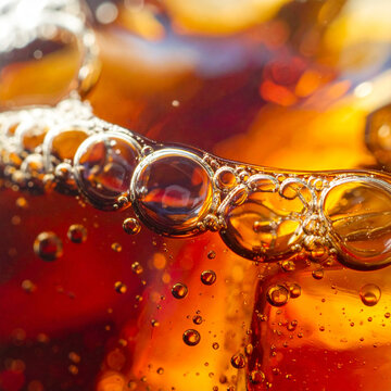 Foto makro jarak dekat gelembung cola dan es batu