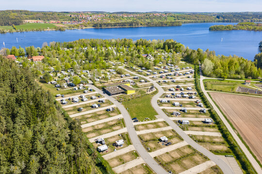 Kleiner Bombachsee mit Campingplatz bei Langlau in Mittelfranken