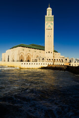 Fototapeta premium scenic view of the Hassan II Mosque, located on the coast of the Atlantic Ocean in Casablanca, Morocco