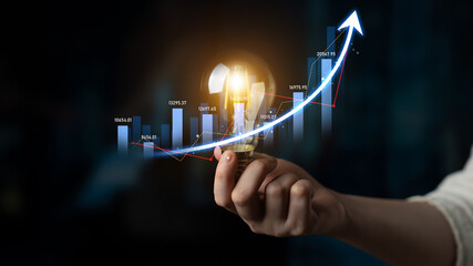 Hand with a glowing light bulb symbolizes creativity and innovation, while a growing graph reflects business success and growth in the digital age. Scalp © InfiniteFlow