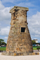 Obraz premium Gyeongju, South Korea, Cheomseongdae astronomical Observatory, Silla dynasty ancient stone tower, North Gyeongsang province, Gyeongju city view, Yeongnam region, in a sunny day with a blue sky