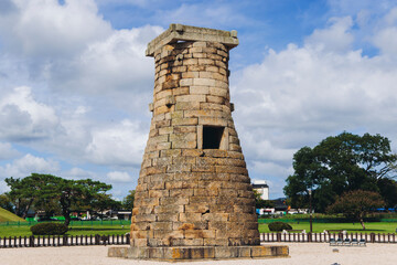Obraz premium Gyeongju, South Korea, Cheomseongdae astronomical Observatory, Silla dynasty ancient stone tower, North Gyeongsang province, Gyeongju city view, Yeongnam region, in a sunny day with a blue sky