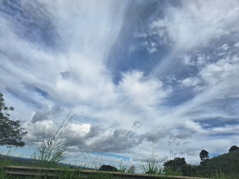 C&eacute;u texturizado com paisagem rural