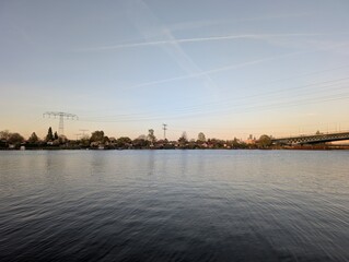 Naklejka premium Friedlicher Sonnenuntergang mit Wasserblick in Berlin-Köpenick – Ruhige Abendstimmung am Ufer