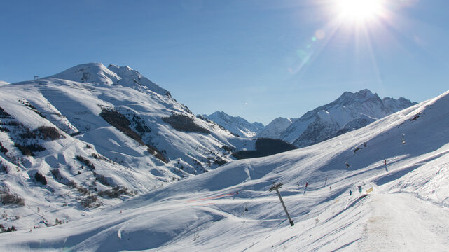 Les Deux Alpes ou Les 2 Alpes, est une station touristique de sports d'hiver fran&ccedil;aise situ&eacute;e en Oisans, dans le massif des &Eacute;crins. Localis&eacute;e dans le d&eacute;partement de l&rsquo;Is&egrave;re