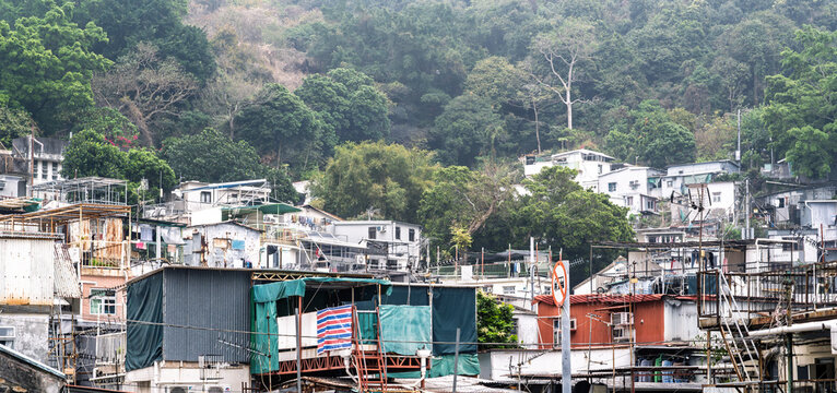Brick Hill Squatter Area, Aberdeen, Hong Kong : view of informal hillside housing surrounded by dense vegetation and urban infrastructure