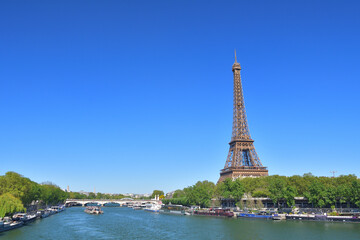 Obraz premium Eiffel Tower seen from Bir Hakeim Bridge in Paris, France, April 23, 2026