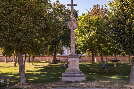 Vienne (Autriche, Europe) - Vue estivale du parc Ausgarten - Croix sculpt&eacute;e pittoresque en pierre