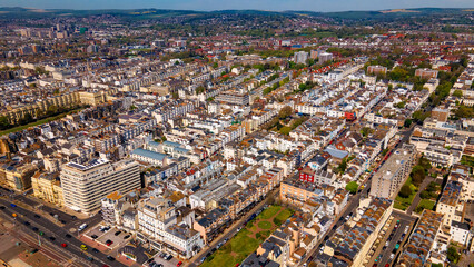 Obraz premium Bird's eye view of densely packed residential streets and historic Victorian architecture in Brighton