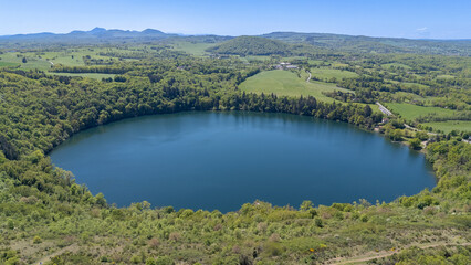 Vue aérienne du Gour de Tazenat, lac volcanique en Auvergne  © Alexandre