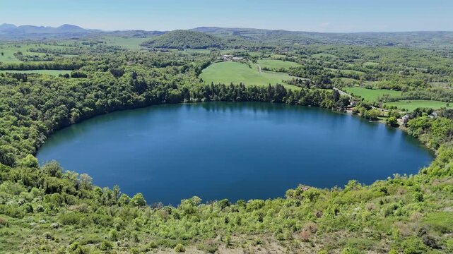 Vid&eacute;o a&eacute;rienne du gour de Tazenat, lac volcanique en Auvergne