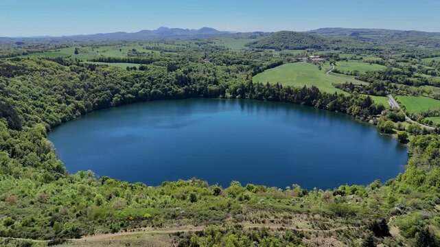 Vid&eacute;o a&eacute;rienne du gour de Tazenat, lac volcanique en Auvergne
