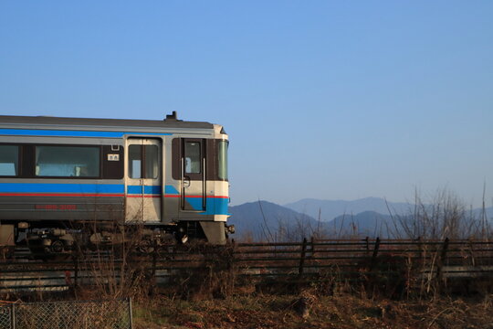美しい四国山地の山々を背景に早朝の予讃線を走るキハ185系の乗り得普通列車_2026/2/21撮影