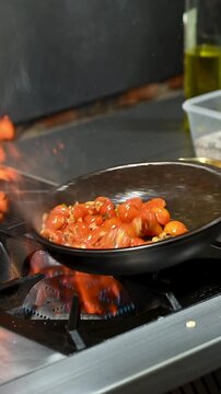 Preparaci&oacute;n de pasta con salsa en sart&eacute;n flameado