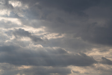 Fototapeta premium Textured cloud layers hug horizon, subtle highlights and drifting formations create depth and contemplative mood, useful for backgrounds, climate storytelling, or film scenes
