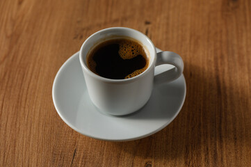 Obraz premium A cozy coffee moment captured in a serene cafe with warm wooden tones in the early morning light