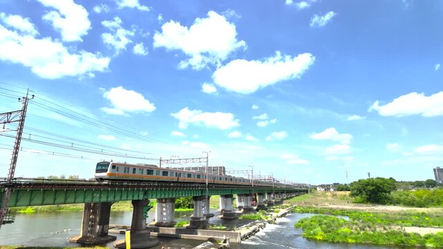 多摩川橋梁を通過するJR中央線　E233系