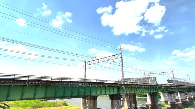 多摩川橋梁を通過するJR中央線　E233系