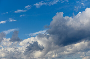 Obraz premium A stunning display of clouds dancing in the vibrant blue sky during a calm afternoon