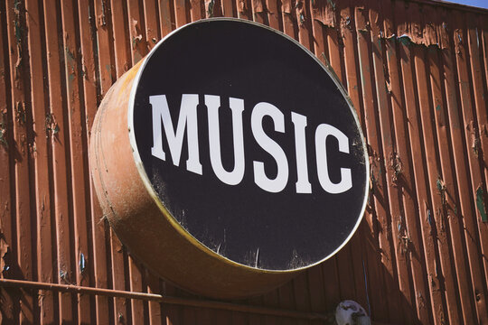 Vintage live music sign on building