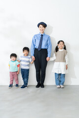 Fototapeta premium 笑顔の女性警備員と迷子の子供（迷子センター）