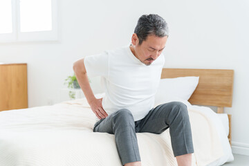 Fototapeta premium 腰痛・腰の痛みに苦しむ中高年男性