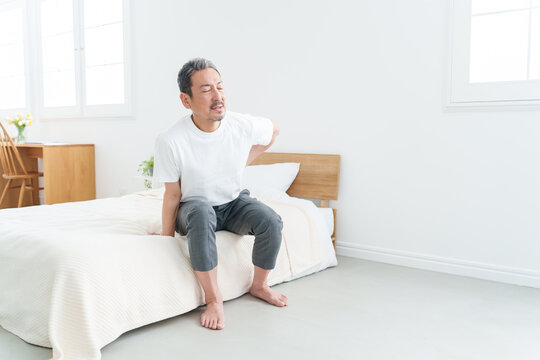 腰痛・腰の痛みに苦しむ中高年男性