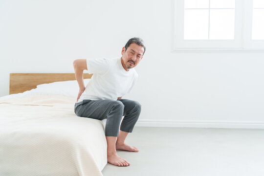 腰痛・腰の痛みに苦しむ中高年男性