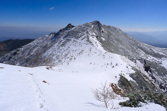 八ヶ岳の天狗岳、西天狗中腹から望む東天狗