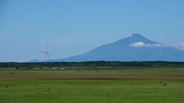 利尻富士と回る風車群　北海道　日本