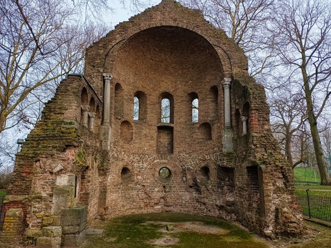 Historische Barbarossa-Ruine im Valkhof-Park in Nijmegen