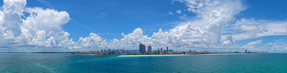 Fototapeta premium Panoramic aerial Miami skyscraper architecture. Luxury skyscraper in Florida. Miami south beach aerial panorama. Landscape Miami south beach. Aerial panoramic view south pointe park