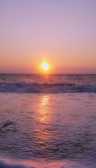 Naklejka premium Beautiful sunset over ocean waves