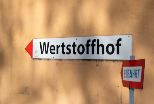Einfahrt des Wertstoffhof Schild zur M&uuml;ll Recyclinganlage Symbol