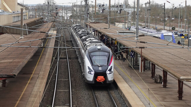 Train TER Fluo Grand Est en gare de Chal&ocirc;ns-en-Champagne en mars 2025.