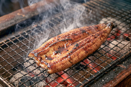 炭火で香ばしく焼かれるうなぎ