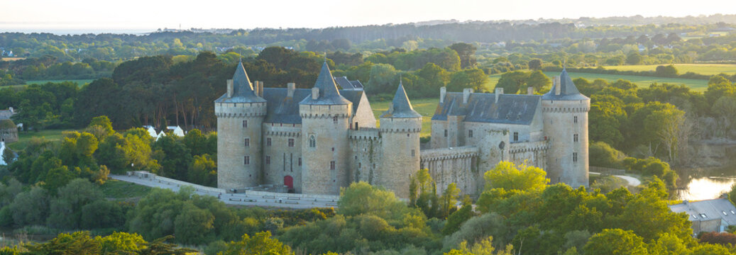 Vue aerienne panoramique horizontale de la fa&ccedil;ade du chateau de Suscinio en Bretagne dans le departement du Morbihan (France)
