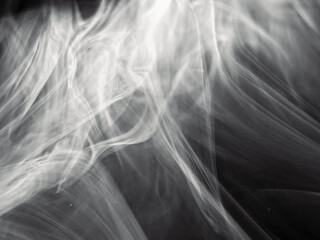 Naklejka premium abstract monochrome smoke pattern in the dark on a black background