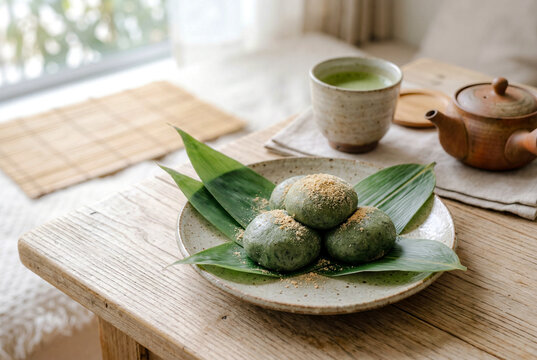 笹の葉に盛り付けたよもぎ餅とお茶